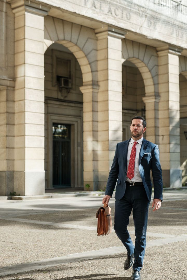 Abogado de grado de discapacidad ante el Palacio de Justicia de Sevilla