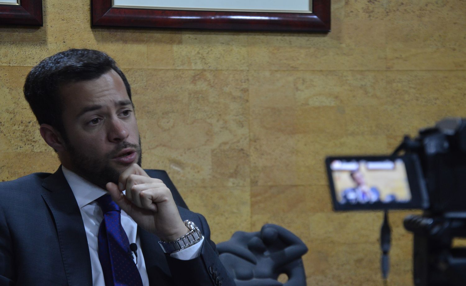 Alberto Benítez Sanabria en una entrevista de televisión sobre derecho laboral